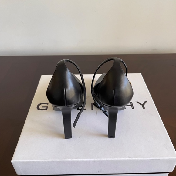 GIVENCHY size 8.5 (39.5) G-lock pointed Toe Platform Pump
Worn 2x, light wear - Picture 4 of 9